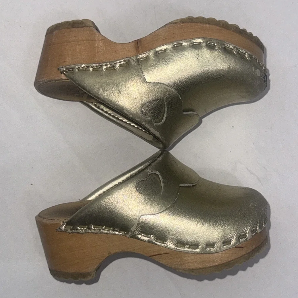 Sven Girls Swedish Made Gold‎ Metallic Leather Heart Wooden Bottom Clogs Size 23